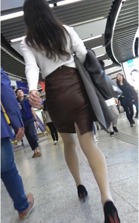 两个包屯皮裙美眉