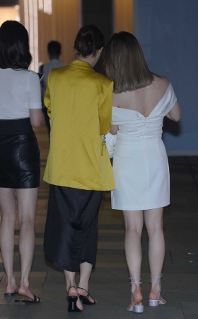 夜幕下动人的美女 [22P]