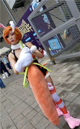 4K - 玩cosplay的丰满少女外拍视频