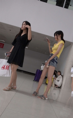 天生丽质热裤黄T恤街拍美腿小姐姐