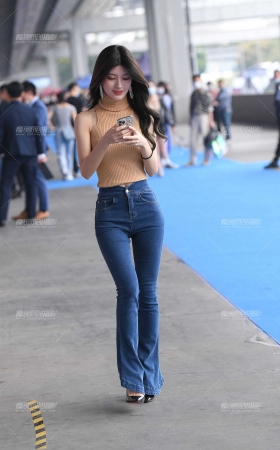 紧牛美女 [22P]