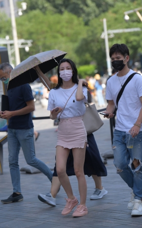 粉色牛仔短裙美女