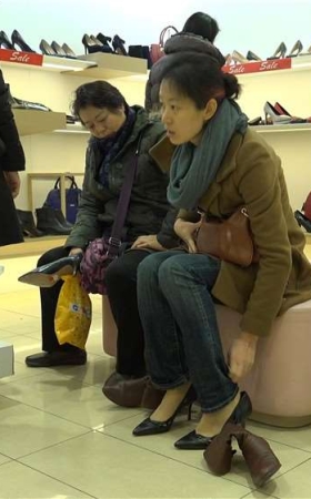 有气质的蓝色牛仔少F买鞋子 [3.51 GB/MP4]