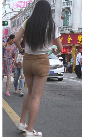 棕色紧身热裤长发美女