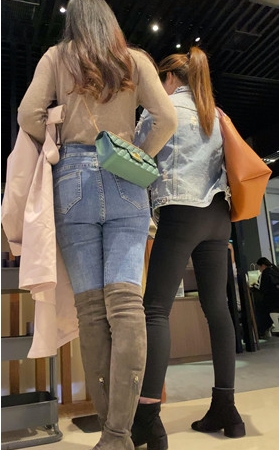 两个买衣服的紧身小姐姐
