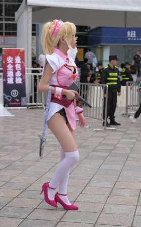 高挑cos小姐姐