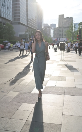 独自逛街的丰满高跟美女