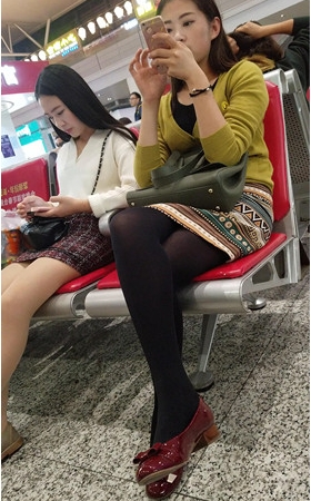 玩手机的黑丝美腿