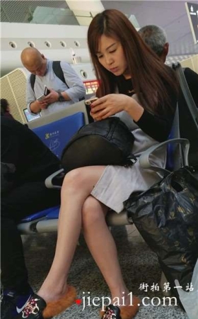 4k-高铁站候车室拍摄极品文静甜美小清新萝莉妹子