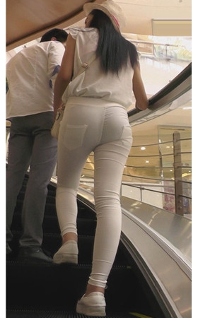戴着帽子的极品紧身白裤美女