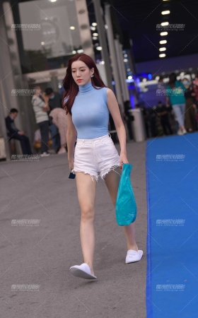 白热裤 Y Y 美女 [18P]