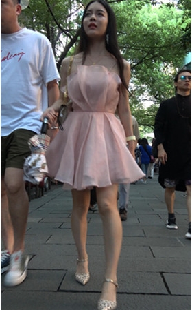 漂亮的粉裙小姐姐