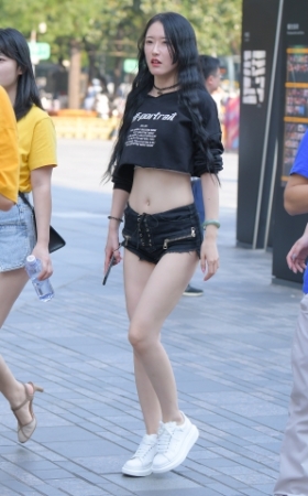 黑色热裤美女