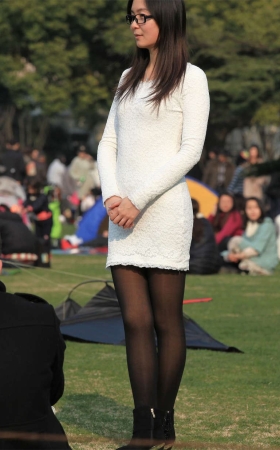 No1447 可爱的长腿黑丝女孩忽然坐下脱了短靴
