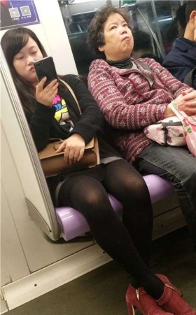 4K-地铁上的微胖街拍黑丝美腿女孩