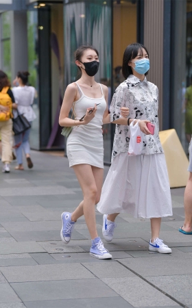 吊带包臀裙小姐姐