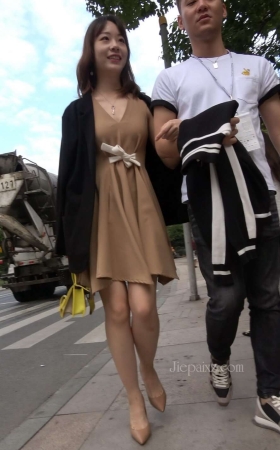 4K - 时尚的连衣裙美女 [715 MB/MP4]