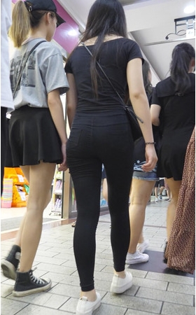 黑裤牛仔妹子