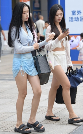 两个性感的小姐姐(58P)