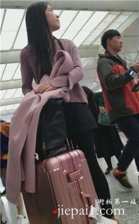 4k-颜值爆表的美腿黑丝女神准备乘高铁出行。