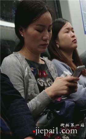 4k-地铁偶遇黑丝美丽熟女。