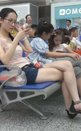 美腿热裤粉T恤美脚丫s妇 [431 MB/WMV]