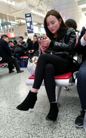 黑色紧身裤长发美女车站候车