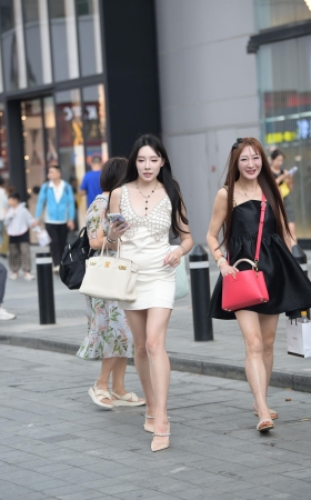 白皙美腿高跟小姐姐～