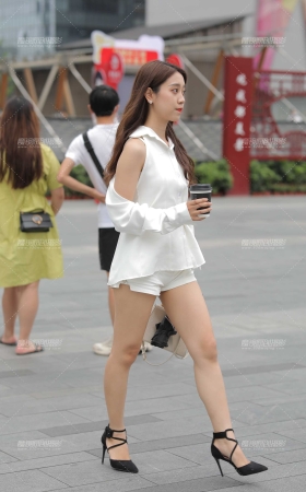 漂亮美眉 [19P]