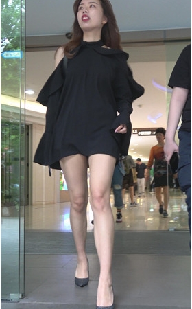 黑衣裸腿小姐姐