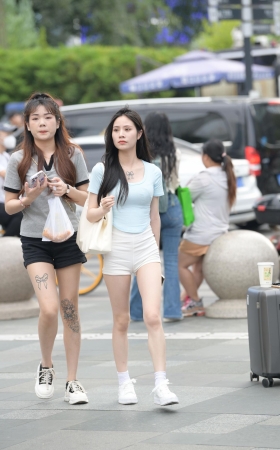 勒紧热裤女孩