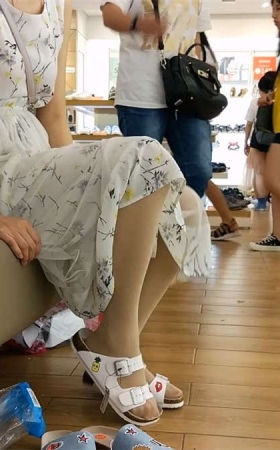 鞋柜试鞋的连衣裙小妹