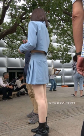 4K - 街拍蓝色小短裙街拍皮靴美眉 [515 MB/MP4]