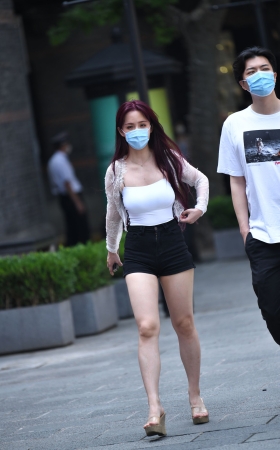 黑色热裤长发美女