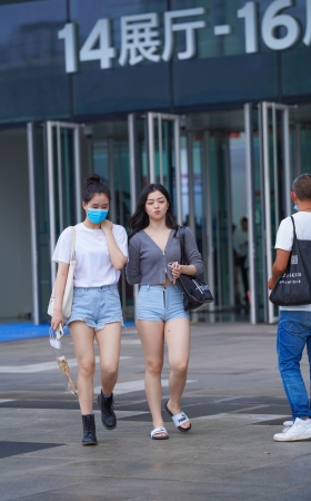 漂亮的牛仔热裤美女