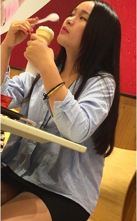 尖嘴高跟鞋肉丝OL包臀裙美女在吃甜筒