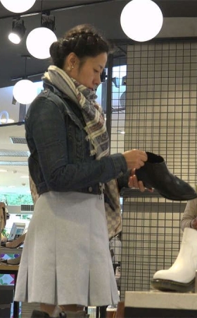 肉色丝袜美女鞋店站着把鞋试