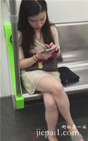 地铁偶遇白皙美腿美女。