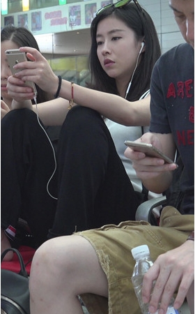 听歌的美女