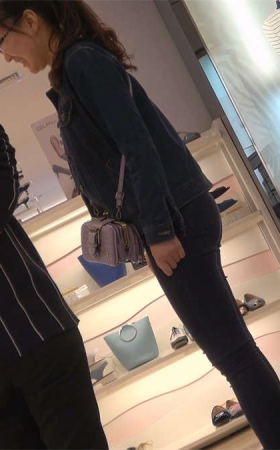 试鞋子的白净嫩足