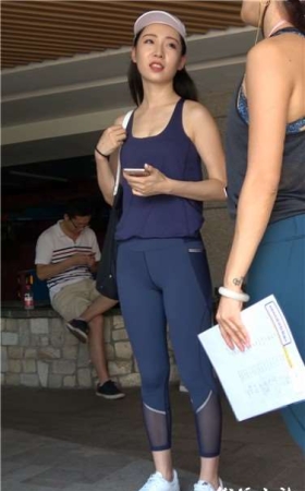 4K - 练习瑜伽的高颜值瑜伽紧身裤女孩！[2.51 GB]