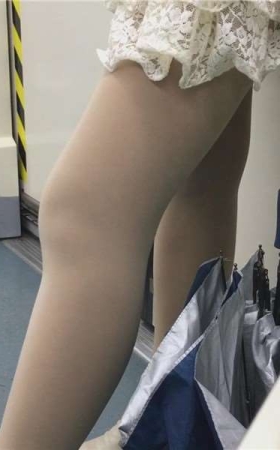 地铁超近拍摄美腿肉丝袜短裙美女