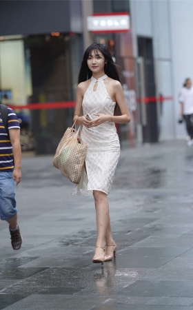 白色长裙美女