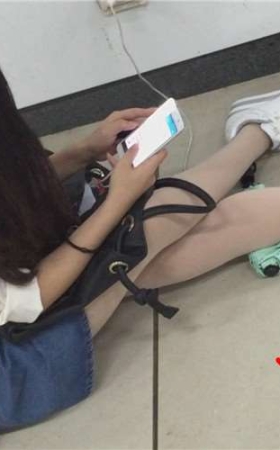 为手机充电席地而坐+车厢内超美红鞋紧身牛仔裤美眉。