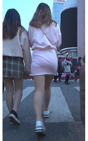 粉色套装美女