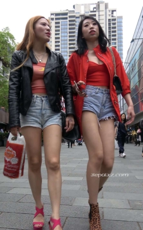 4K - 两位高挑的性感大长腿街拍高跟美女 [2.21 GB/MP4]