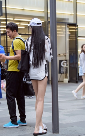 白色短裙美腿