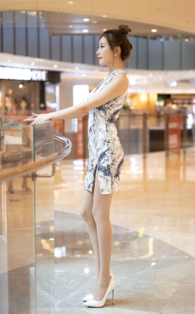 黑色与白色旗袍美女