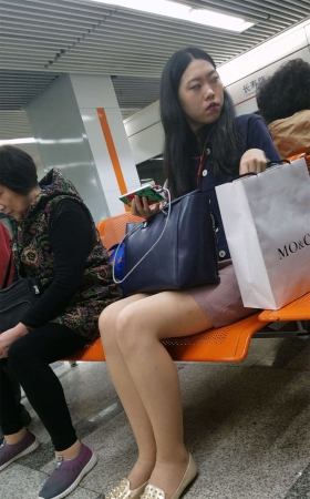地铁站等车的包臀裙裸腿妹子