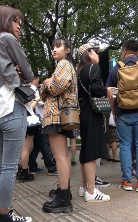 4K - 街拍美腿短裙小妹 [1.24 GB/MP4]